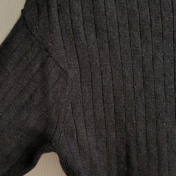 Women's Wide Ribbing Turtleneck Sweater - Black - Picture 4 of 5